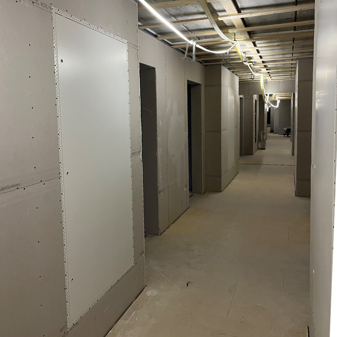 stor inspektionslem som er overmalbar og falder falder i &eacute;t med v&aelig;ggen