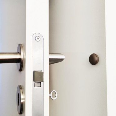 Selvklæbende dørstoppere