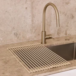 DESIGNSTUFF DRIP foldbar t�rrem�tte i sandfarvet silikone placeret over k�kkenvasken.