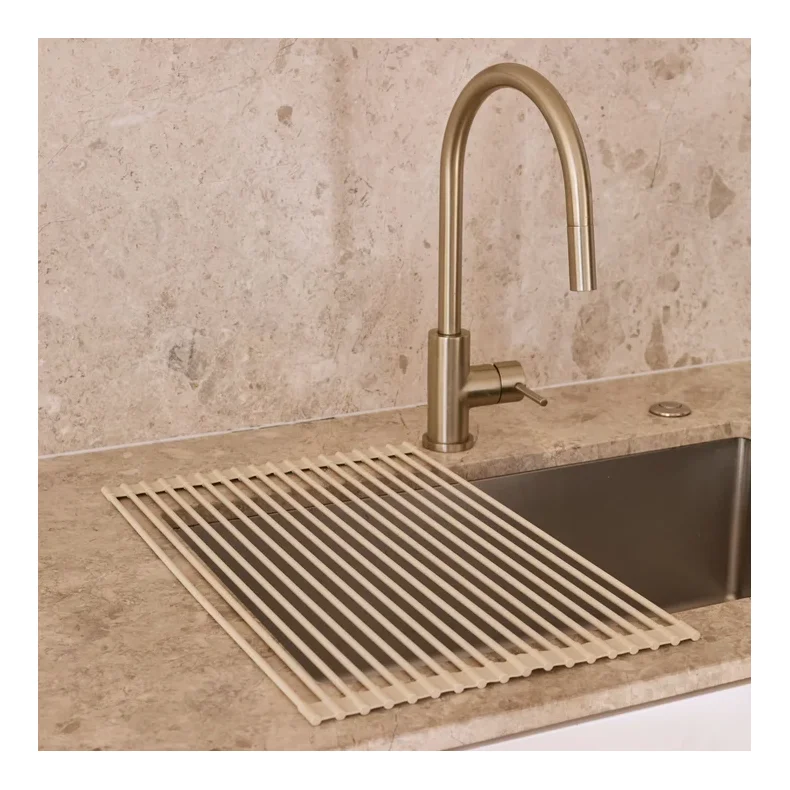 DESIGNSTUFF DRIP foldbar t�rrem�tte i sandfarvet silikone placeret over k�kkenvasken.
