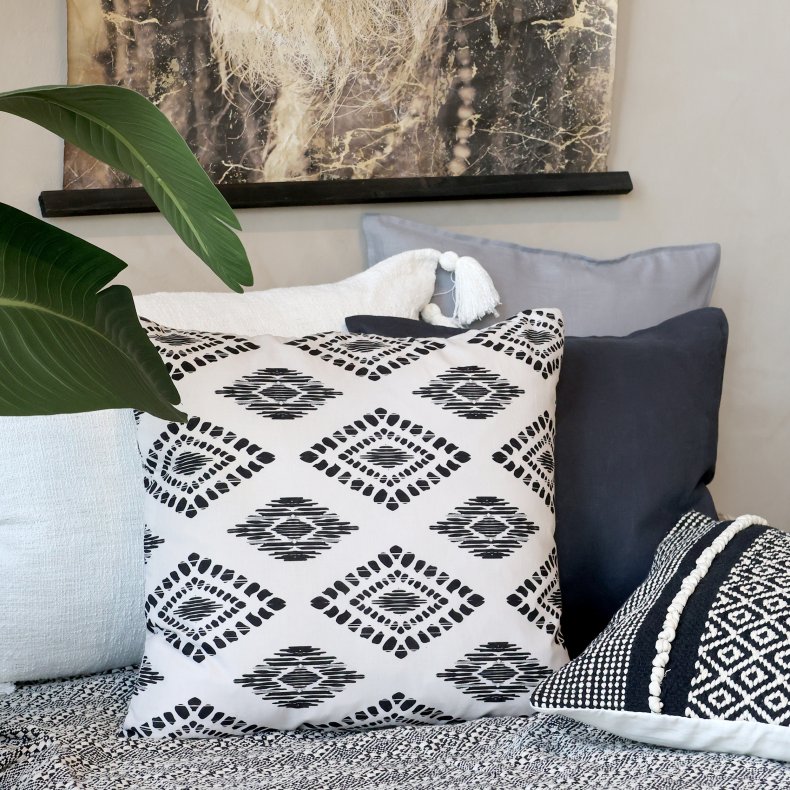 Chic Antique Aix Pudebetrk m. etnisk mnster 50x50 cm - hvid/sort