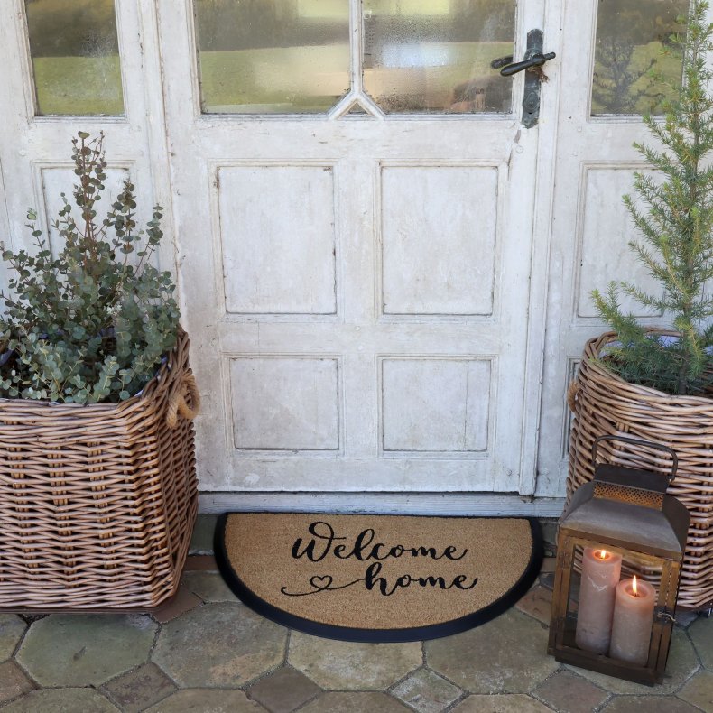 Halvrund Chic Antique d�rm�tte med tekst Welcome Home i natur kokos og sort gummi.