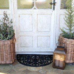 Halvrund sort gummim�tte med filigranm�nster fra Chic Antique m�ler 45x75 cm foran hyggelig hovedd�r