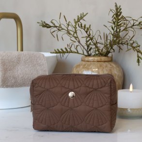 Chic Antique Toilettaske m. quiltet muslingem�nster, Coffee 15x20x8 cm