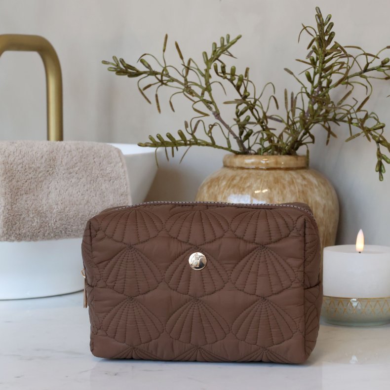 Mindre kaffebrun kosmetiktaske med guld detaljer og quiltet muslingem�nster fra Chic Antique