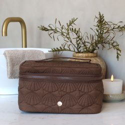 Chic Antique stor kosmetiktaske i brun med quiltet m�nster og detaljer i guld