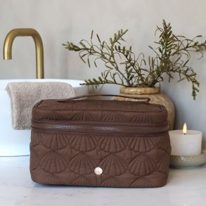 Chic Antique Toilettaske m. quiltet muslingem�nster, Coffee 17x27x17 cm