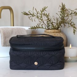 Stor sort kosmetiktaske med guld detaljer og quiltet muslingem�nster fra Chic Antique