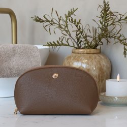 M�rkebrun toilettaske i coffee PU-l�der med fine gulddetaljer.