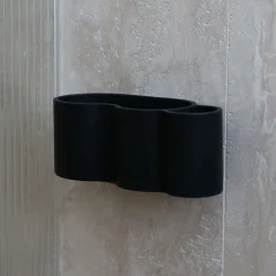 DESIGNSTUFF CURV S�beholder til bad, silikone/selvkl�bende, sort