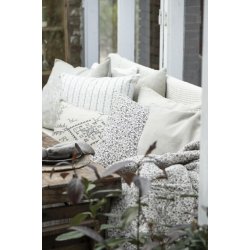 Ib Laursen Pudebetrk 50x50 cm beige baggrund m/sorte blomster