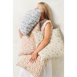 Ib Laursen Pudebetr�k Antonia beige m/brune og r�de blomster 50 x 50 cm