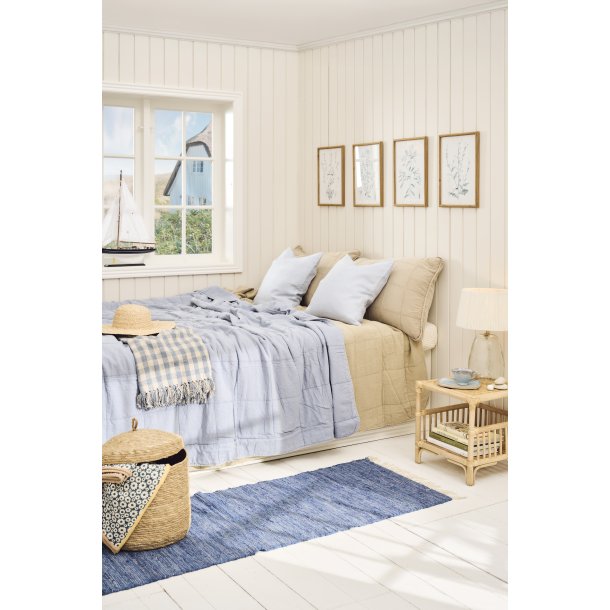 Ib Laursen Kludel�ber (60x250 cm) &ndash; Bl� Frisk hjemmet op med en smuk, lang kludel�ber fra danske Ib Laursen i en flot, klassisk bl� farve.  Den dybe og tidl�se bl� nuance bringer kant, personlighed og en rolig atmosf�re ind i boligen. Med sin ekstra l�ngde p� 250 cm er denne l�ber helt perfekt til den lange fordelingsgang, som en hyggelig og praktisk l�ber i k�kkenet eller langs sengen i sovev�relset.  Da hvert t�ppe er v�vet med unikke, naturlige variationer, f�r du et produkt med masser af karakter og charme &ndash; ikke to t�pper er helt ens.  Detaljer Design: Ib Laursen  Materiale: 100% bomuld  Farve: Bl�  M�l: 60x250 cm  Egenskab: Hvert t�ppe er unikt med naturlige variationer  Vaskeanvisning: Let reng�ring ved aft�rring med en fugtig klud