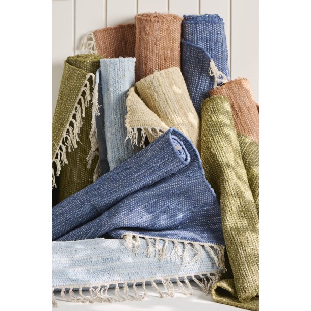 Ib Laursen Kludel�ber (60x250 cm) &ndash; Bl� Frisk hjemmet op med en smuk, lang kludel�ber fra danske Ib Laursen i en flot, klassisk bl� farve.  Den dybe og tidl�se bl� nuance bringer kant, personlighed og en rolig atmosf�re ind i boligen. Med sin ekstra l�ngde p� 250 cm er denne l�ber helt perfekt til den lange fordelingsgang, som en hyggelig og praktisk l�ber i k�kkenet eller langs sengen i sovev�relset.  Da hvert t�ppe er v�vet med unikke, naturlige variationer, f�r du et produkt med masser af karakter og charme &ndash; ikke to t�pper er helt ens.  Detaljer Design: Ib Laursen  Materiale: 100% bomuld  Farve: Bl�  M�l: 60x250 cm  Egenskab: Hvert t�ppe er unikt med naturlige variationer  Vaskeanvisning: Let reng�ring ved aft�rring med en fugtig klud