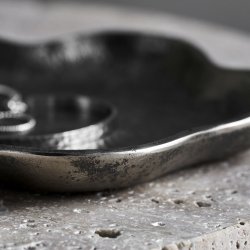 House Doctor Bakke, Talas, Antik metallisk