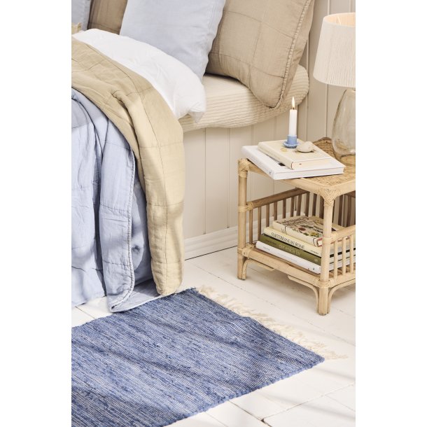 Ib Laursen Kludel�ber (60x250 cm) &ndash; Bl� Frisk hjemmet op med en smuk, lang kludel�ber fra danske Ib Laursen i en flot, klassisk bl� farve.  Den dybe og tidl�se bl� nuance bringer kant, personlighed og en rolig atmosf�re ind i boligen. Med sin ekstra l�ngde p� 250 cm er denne l�ber helt perfekt til den lange fordelingsgang, som en hyggelig og praktisk l�ber i k�kkenet eller langs sengen i sovev�relset.  Da hvert t�ppe er v�vet med unikke, naturlige variationer, f�r du et produkt med masser af karakter og charme &ndash; ikke to t�pper er helt ens.  Detaljer Design: Ib Laursen  Materiale: 100% bomuld  Farve: Bl�  M�l: 60x250 cm  Egenskab: Hvert t�ppe er unikt med naturlige variationer  Vaskeanvisning: Let reng�ring ved aft�rring med en fugtig klud