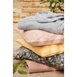 Ib Laursen Pudebetr�k bl� m/off white, r�de, bl� og rosa blomster 60 x 60 cm