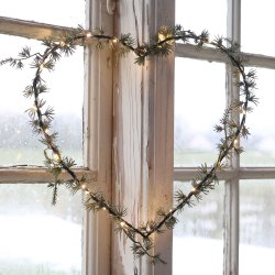 Chic Antique Fleur julekrans i naturtro gran med 25 LED-lys. formet som hjerte.