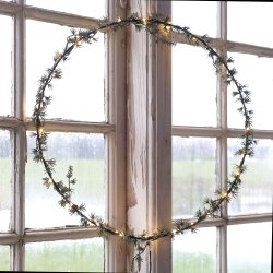 Chic Antique Fleur rund julekrans i kunstig gran med 30 LED-lys.