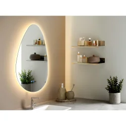 House Nordic Kiama Spejl med LED, antidug og 3 lysniveauer, organisk form, 58x80 cm