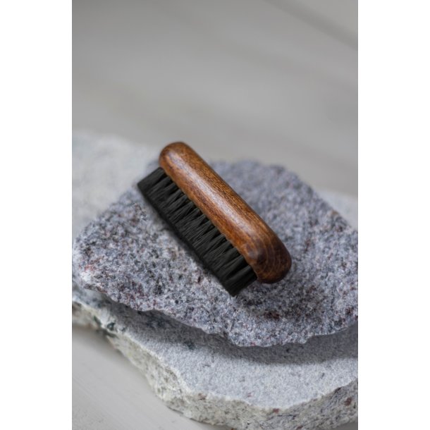 Mette Ditmer Clean neglebrste i bejdset bg med hestehr