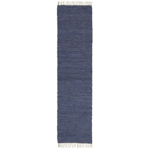 Ib Laursen Kludel�ber (60x250 cm) &ndash; Bl� Frisk hjemmet op med en smuk, lang kludel�ber fra danske Ib Laursen i en flot, klassisk bl� farve.  Den dybe og tidl�se bl� nuance bringer kant, personlighed og en rolig atmosf�re ind i boligen. Med sin ekstra l�ngde p� 250 cm er denne l�ber helt perfekt til den lange fordelingsgang, som en hyggelig og praktisk l�ber i k�kkenet eller langs sengen i sovev�relset.  Da hvert t�ppe er v�vet med unikke, naturlige variationer, f�r du et produkt med masser af karakter og charme &ndash; ikke to t�pper er helt ens.  Detaljer Design: Ib Laursen  Materiale: 100% bomuld  Farve: Bl�  M�l: 60x250 cm  Egenskab: Hvert t�ppe er unikt med naturlige variationer  Vaskeanvisning: Let reng�ring ved aft�rring med en fugtig klud