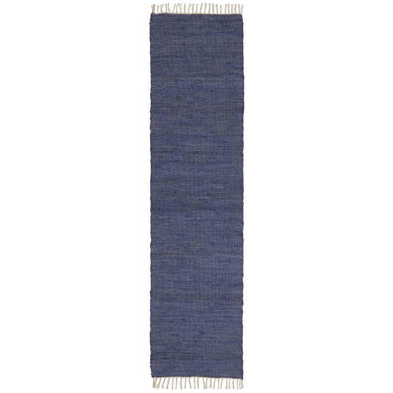 Ib Laursen Kludel�ber (60x250 cm) &ndash; Bl� Frisk hjemmet op med en smuk, lang kludel�ber fra danske Ib Laursen i en flot, klassisk bl� farve.  Den dybe og tidl�se bl� nuance bringer kant, personlighed og en rolig atmosf�re ind i boligen. Med sin ekstra l�ngde p� 250 cm er denne l�ber helt perfekt til den lange fordelingsgang, som en hyggelig og praktisk l�ber i k�kkenet eller langs sengen i sovev�relset.  Da hvert t�ppe er v�vet med unikke, naturlige variationer, f�r du et produkt med masser af karakter og charme &ndash; ikke to t�pper er helt ens.  Detaljer Design: Ib Laursen  Materiale: 100% bomuld  Farve: Bl�  M�l: 60x250 cm  Egenskab: Hvert t�ppe er unikt med naturlige variationer  Vaskeanvisning: Let reng�ring ved aft�rring med en fugtig klud
