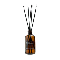 Meraki Nordic Pine diffuser 120 ml i ravfarvet glasflaske med sorte duftpinde