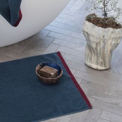 Mette Ditmer SOFT badem�tte, 50x80 cm, Midnight blue/Wine