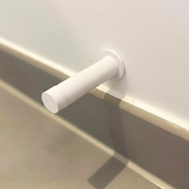 minimalistisk d�rstopper til v�g i hvid