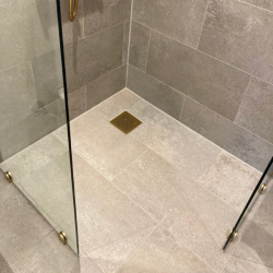 Glasklemme til brusevg - mat messing