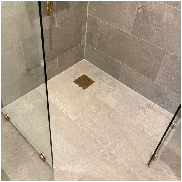 Glasklemme til brusevg - mat messing